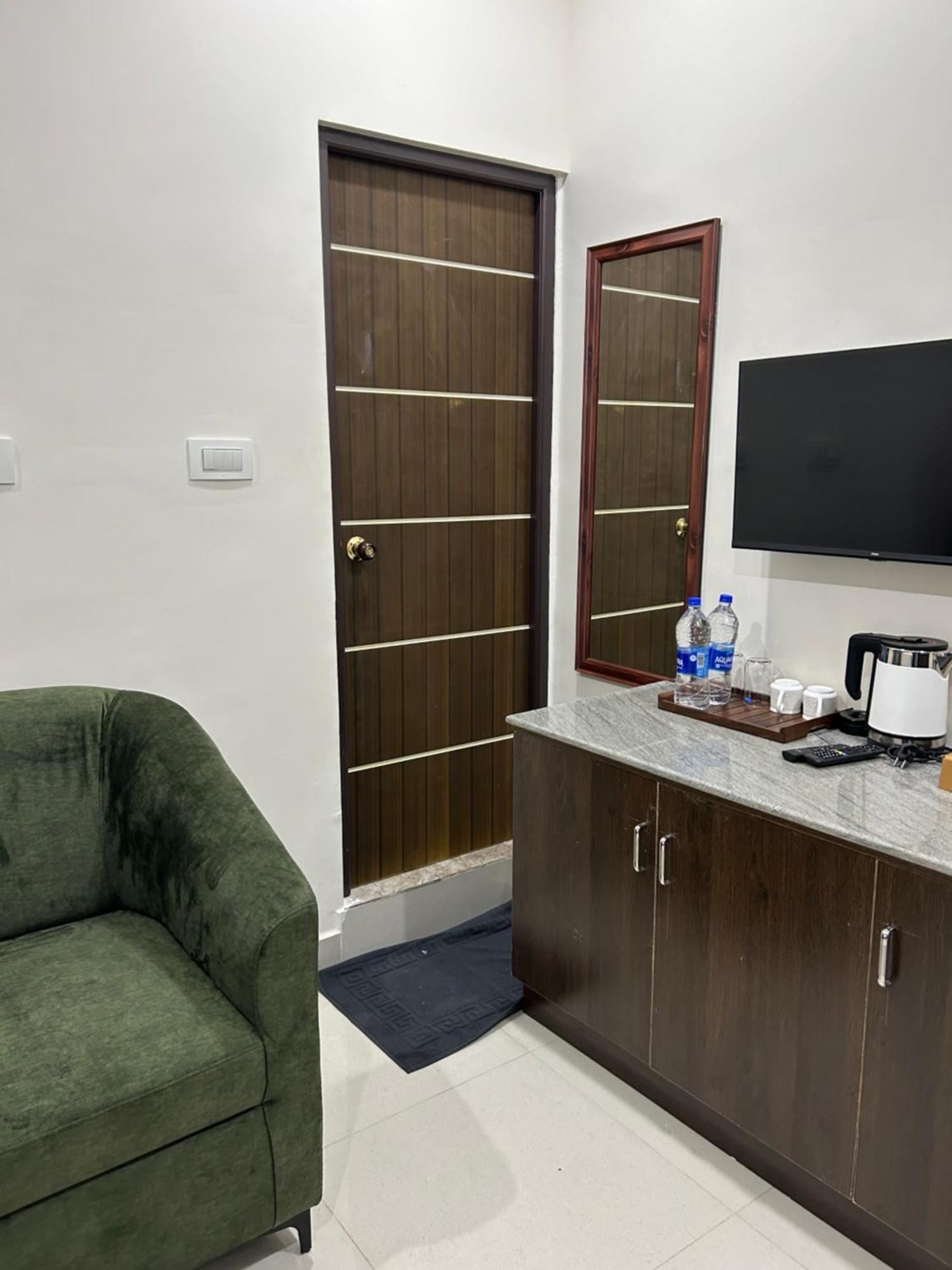 Sapphire Stayss Yelagiri Bagian luar foto