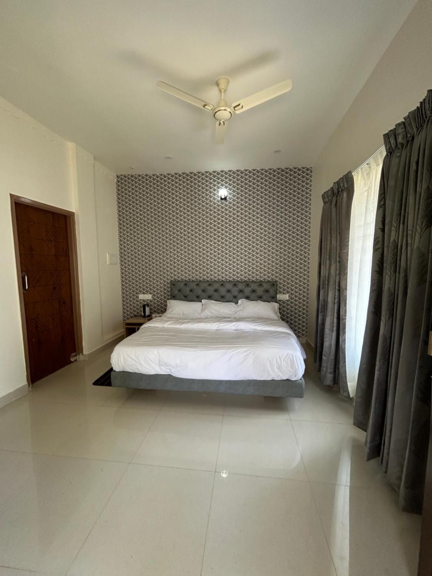 Sapphire Stayss Yelagiri Bagian luar foto