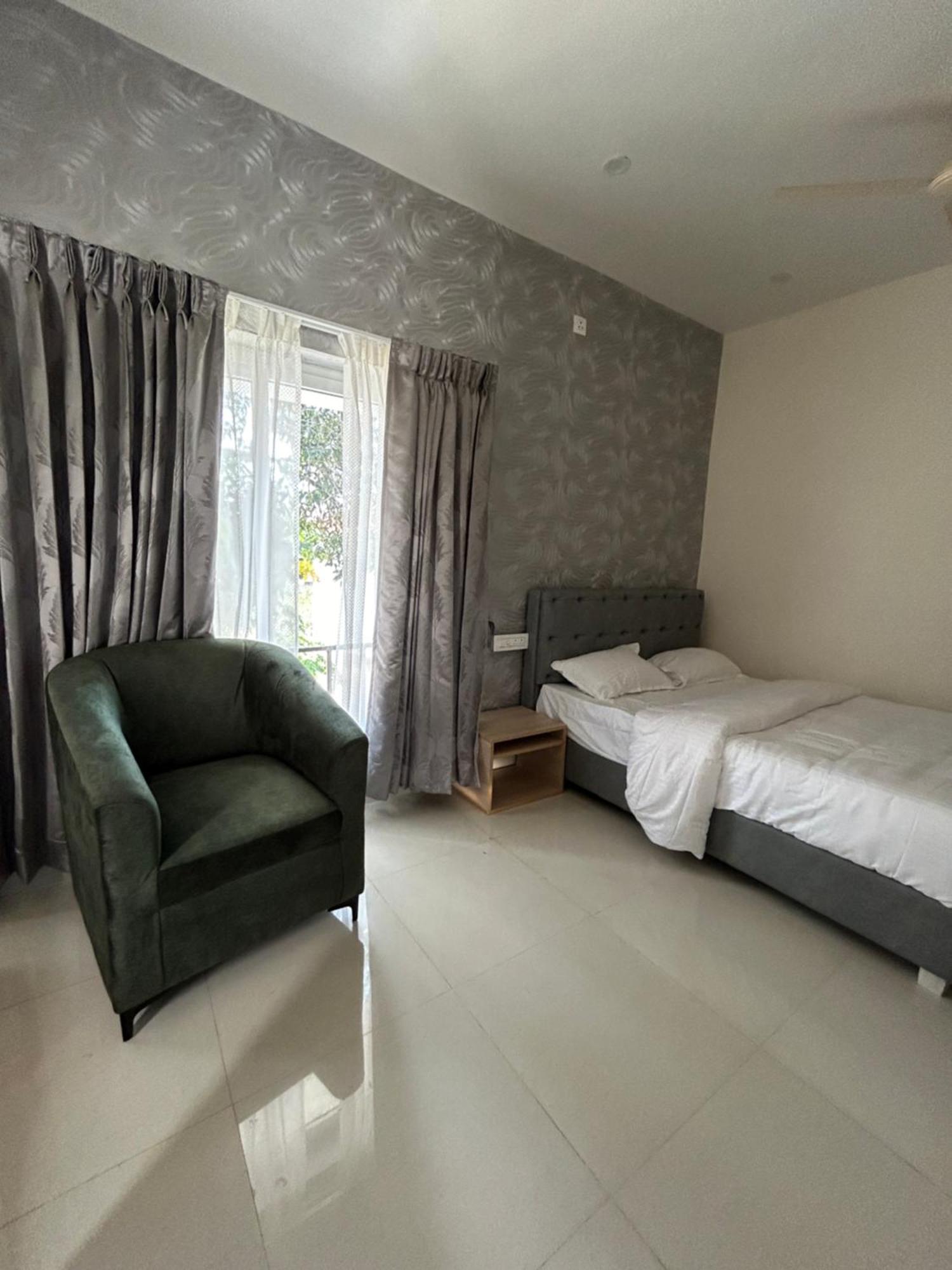 Sapphire Stayss Yelagiri Bagian luar foto